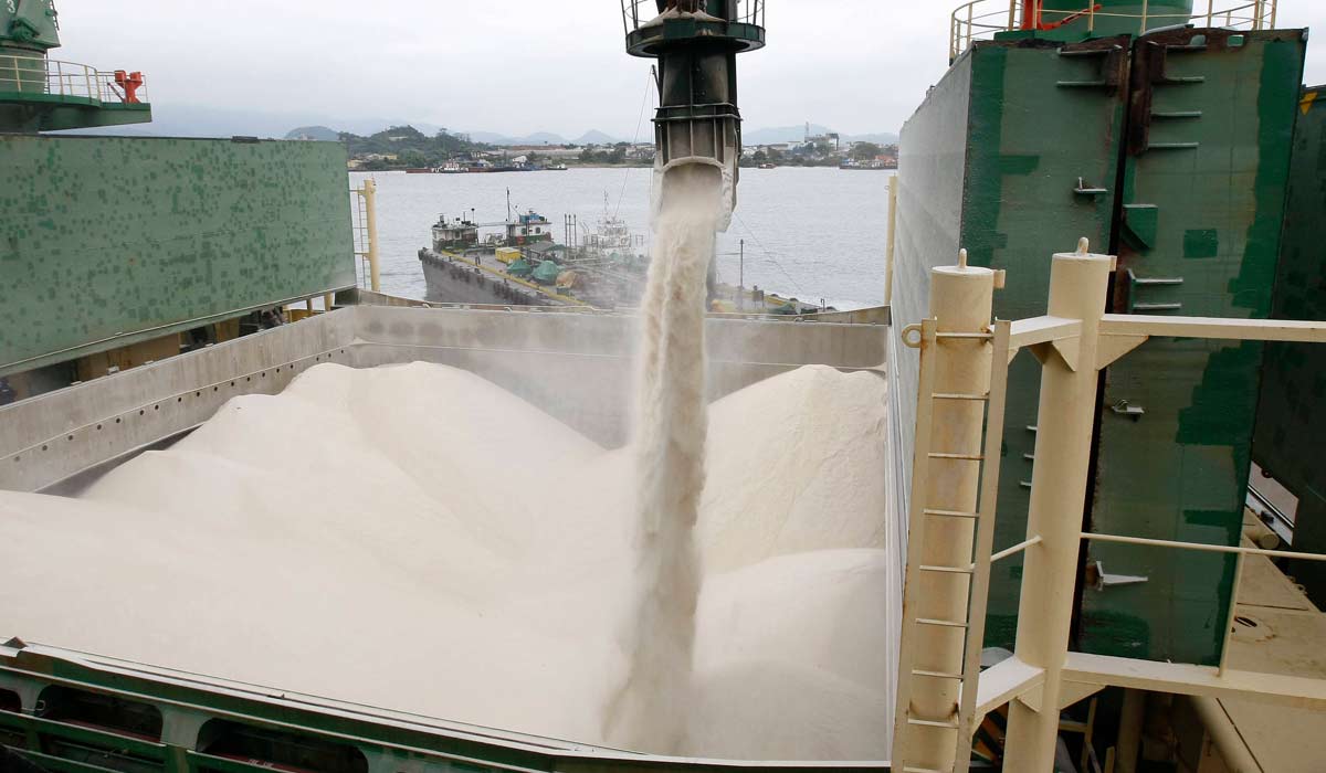 Navio graneleiro sendo carregado de açúcar para esportação