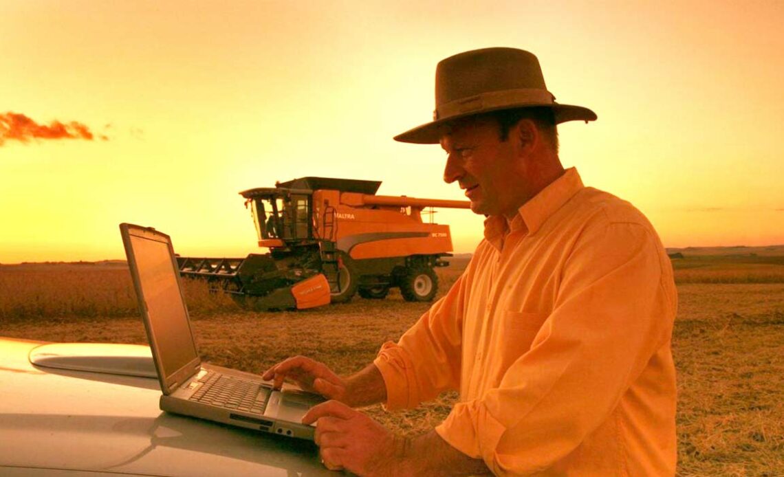 Produtor rural com laptop