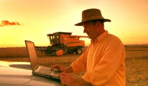 Produtor rural com laptop