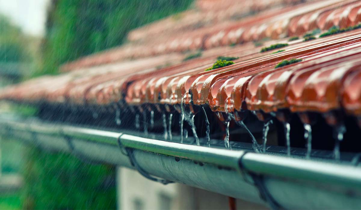 Captando água da chuva através de calha instalada no telhado