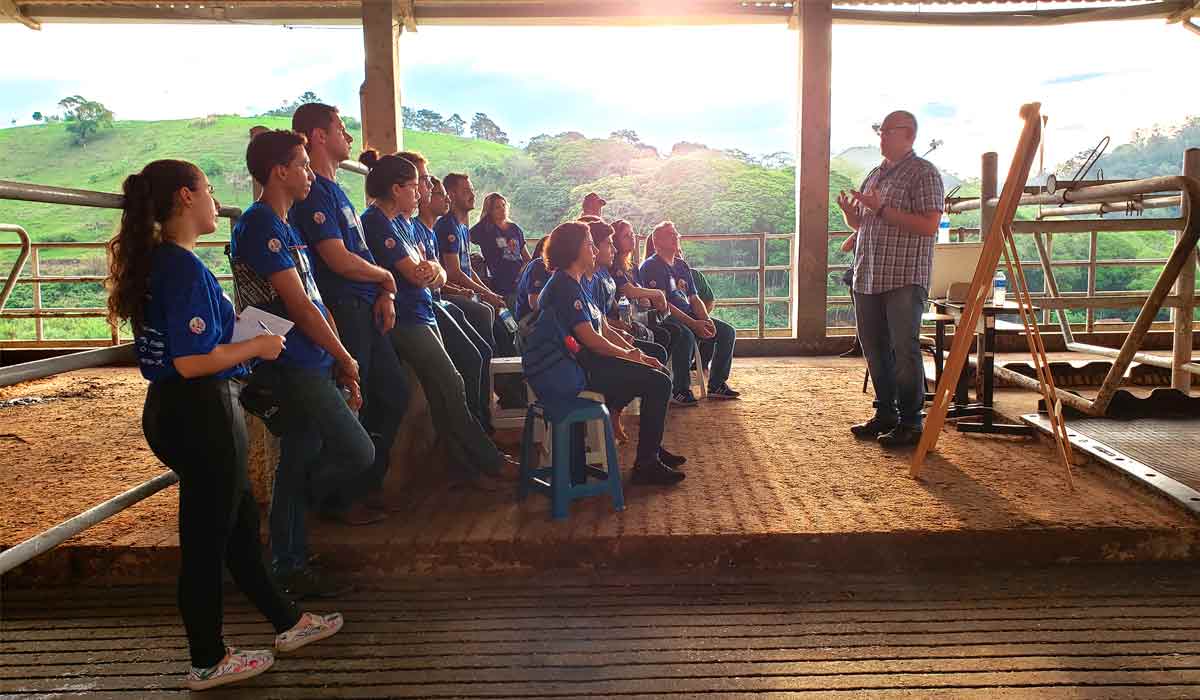 Jovens do Leite em capacitação