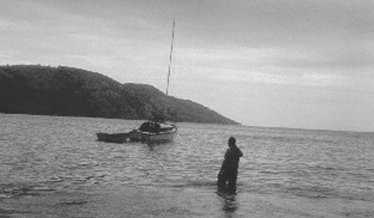 Humberto e seu barca Asa Branca na praia de Guity, Mangaratiba, RJ