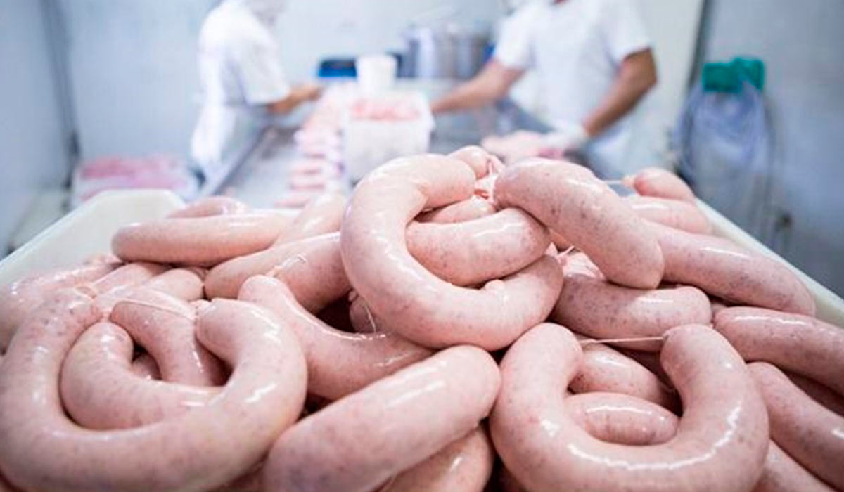 Linguiça Blumenau na linha de produção