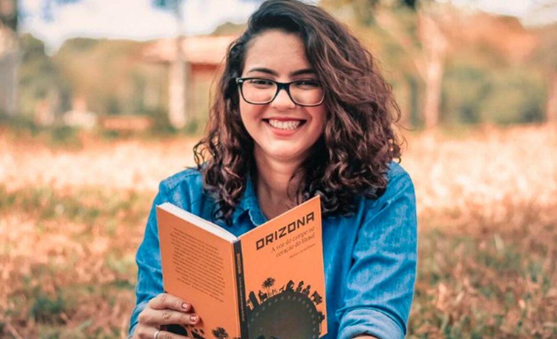 A autora, a jornalista e redatora Marluce Corrêa Ribeiro, com o livro "Orizona: a voz do campo no coração do Brasil" nas mãos