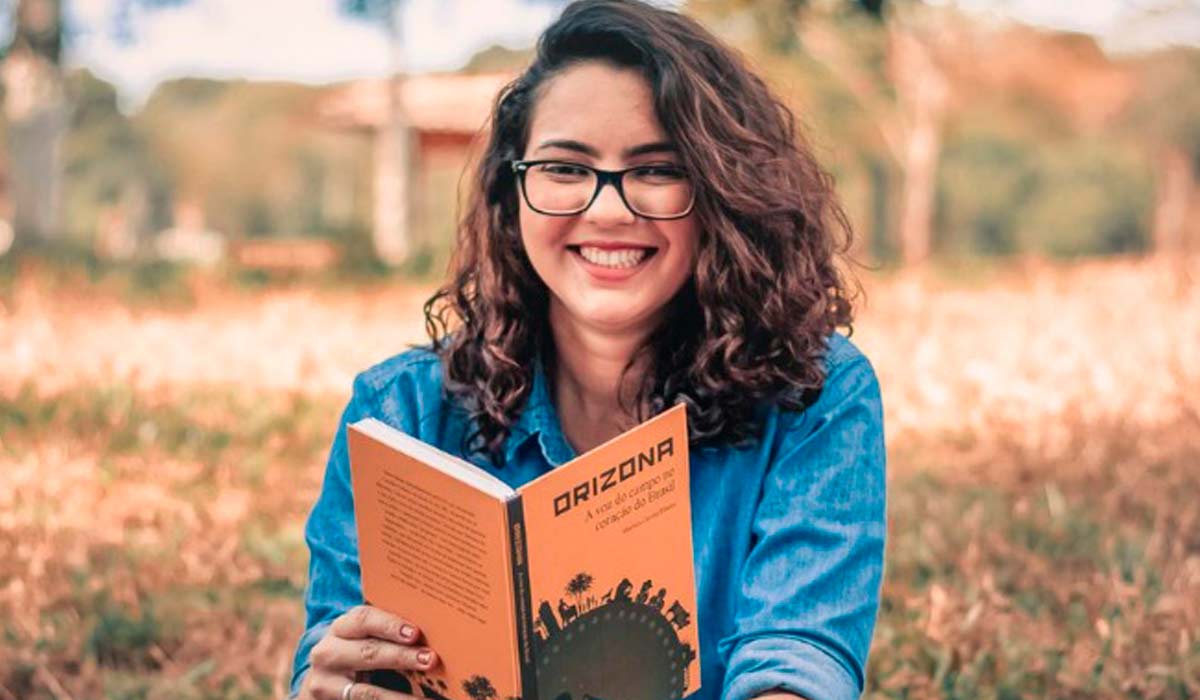 A autora, a jornalista e redatora Marluce Corrêa Ribeiro, com o livro "Orizona: a voz do campo no coração do Brasil" nas mãos