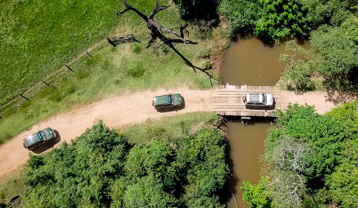 Grupo de 3 carros em passeio off road na área rural