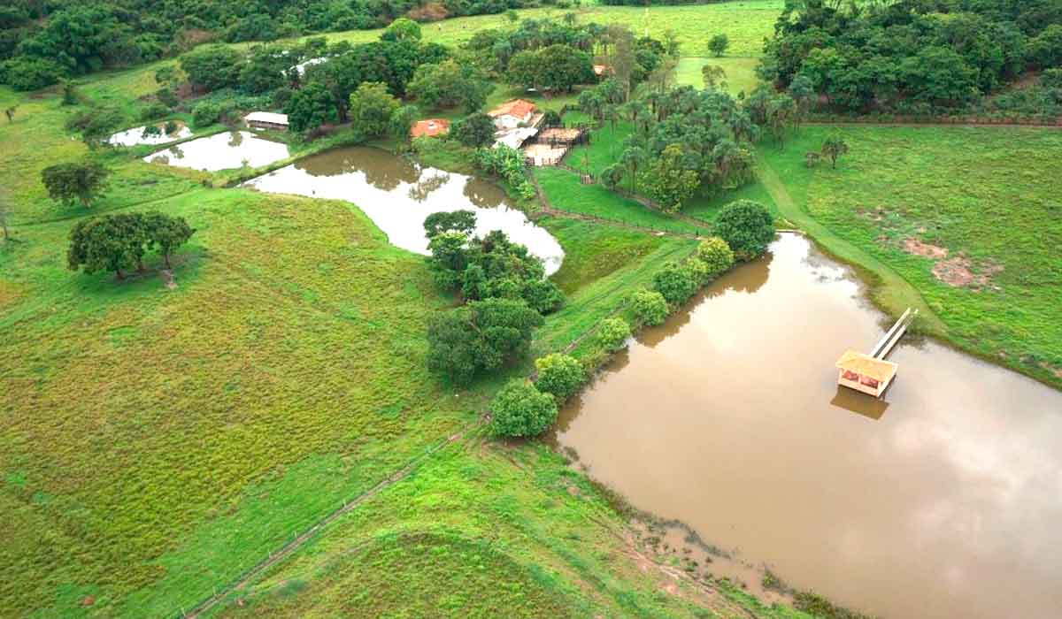 Propriedade rural rica em água com várias represas