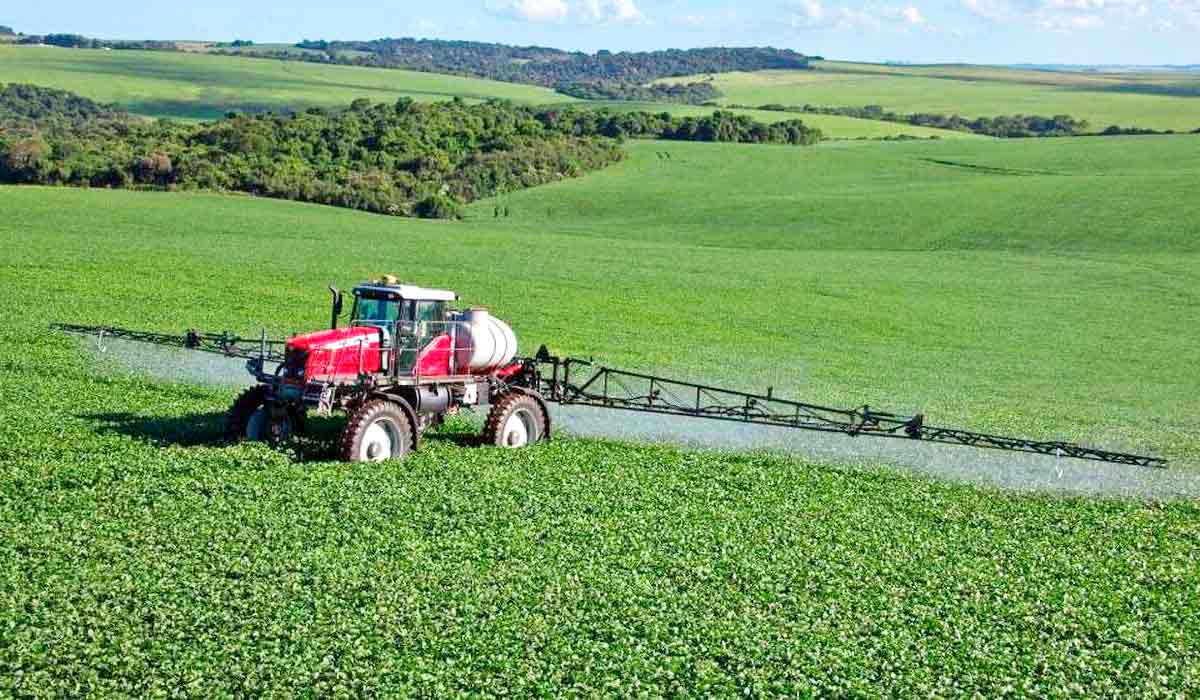 Operação de pulverização de pesticida em lavoura