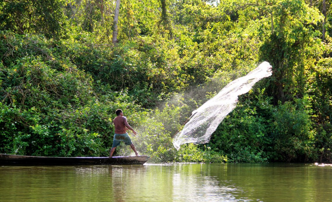 Tarrafa - Petrecho de pesca utilizado no Rio Araguaia sendo lançado pelo pescador artesanal - Foto: Adriano Prysthon
