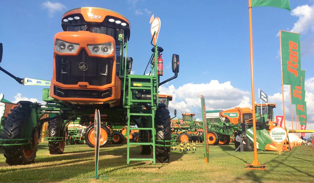 Exposição Agropecuária com destaque para um trator especial de grande porte