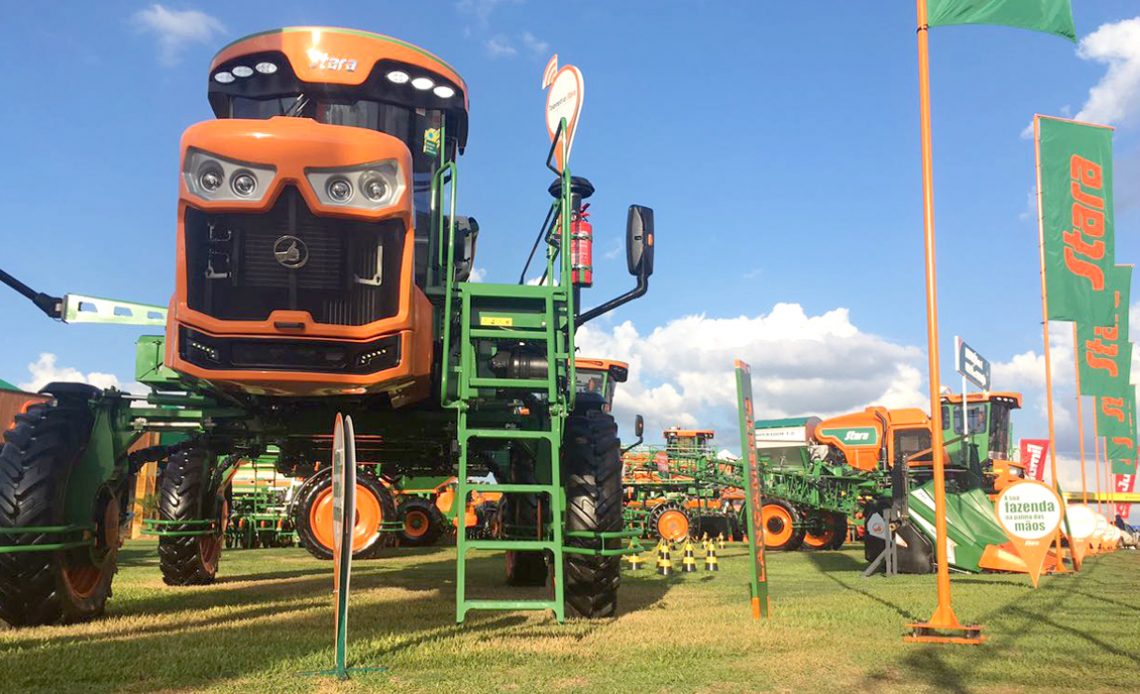 Exposição Agropecuária com destaque para um trator especial de grande porte