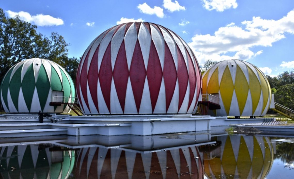 Globos da Expointer refletindo no lago do Parque de Esposições Assis Brasil - Esteio/RS