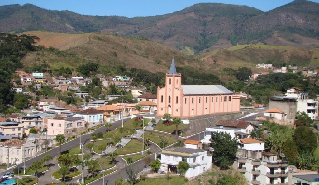 Vista do centro de Lima Duarte/MG com destaque para a igreja matriz