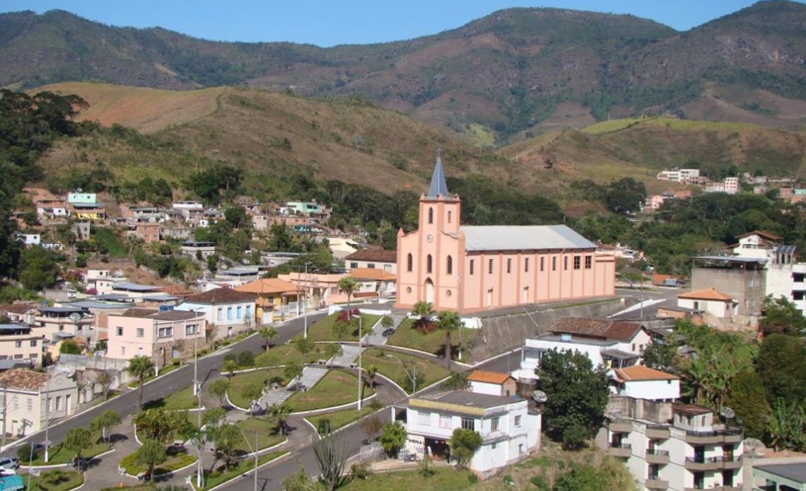 Vista do centro de Lima Duarte/MG com destaque para a igreja matriz