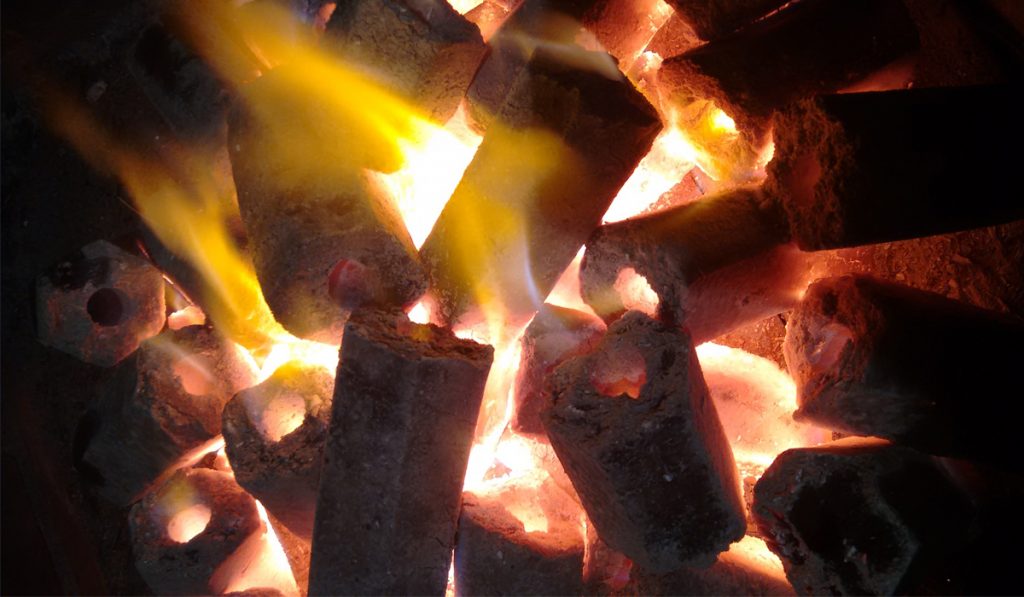 Briquetes em chamas