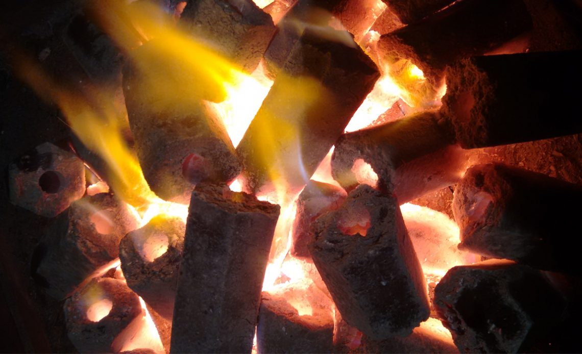 Briquetes em chamas