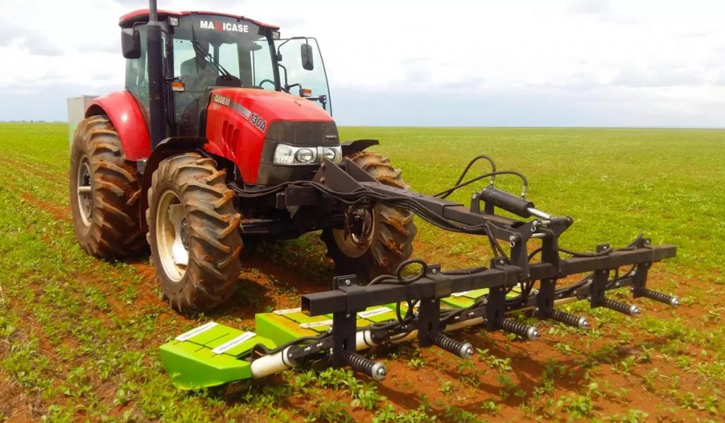 Equipamento de capina elétrica instalado no trator agrícola