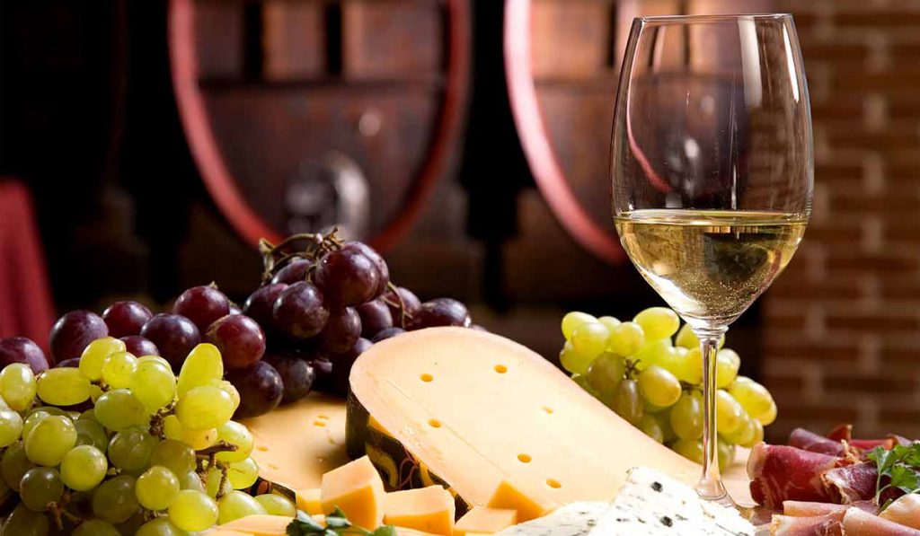 Vinho, queijos e uvas na cantina