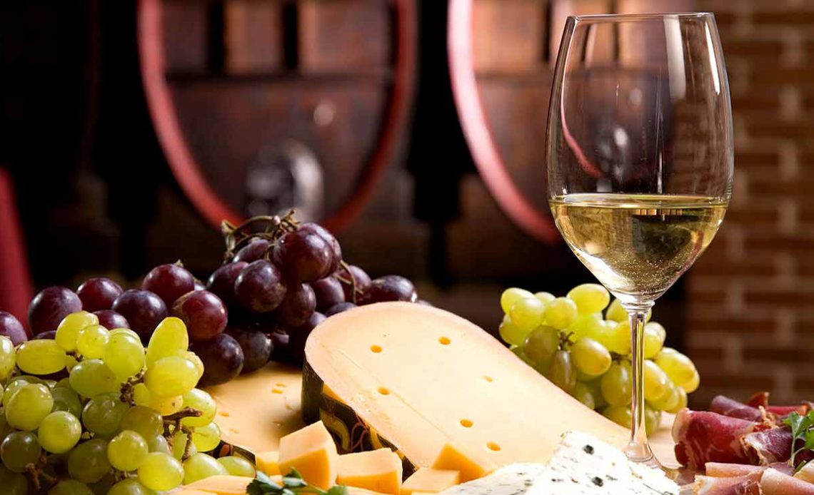 Vinho, queijos e uvas na cantina
