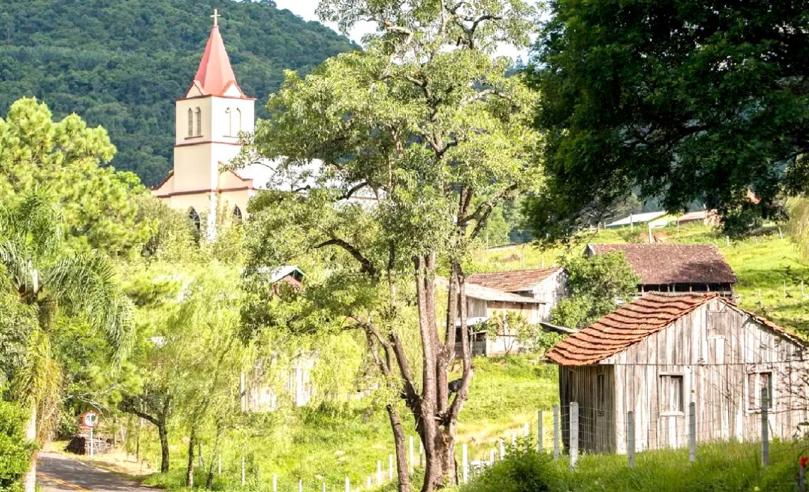 Área rural de Gramado/RS com destaque para igreja e colônia típica da região