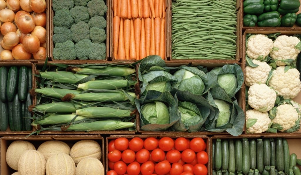 Caixas com várias verduras e legumes