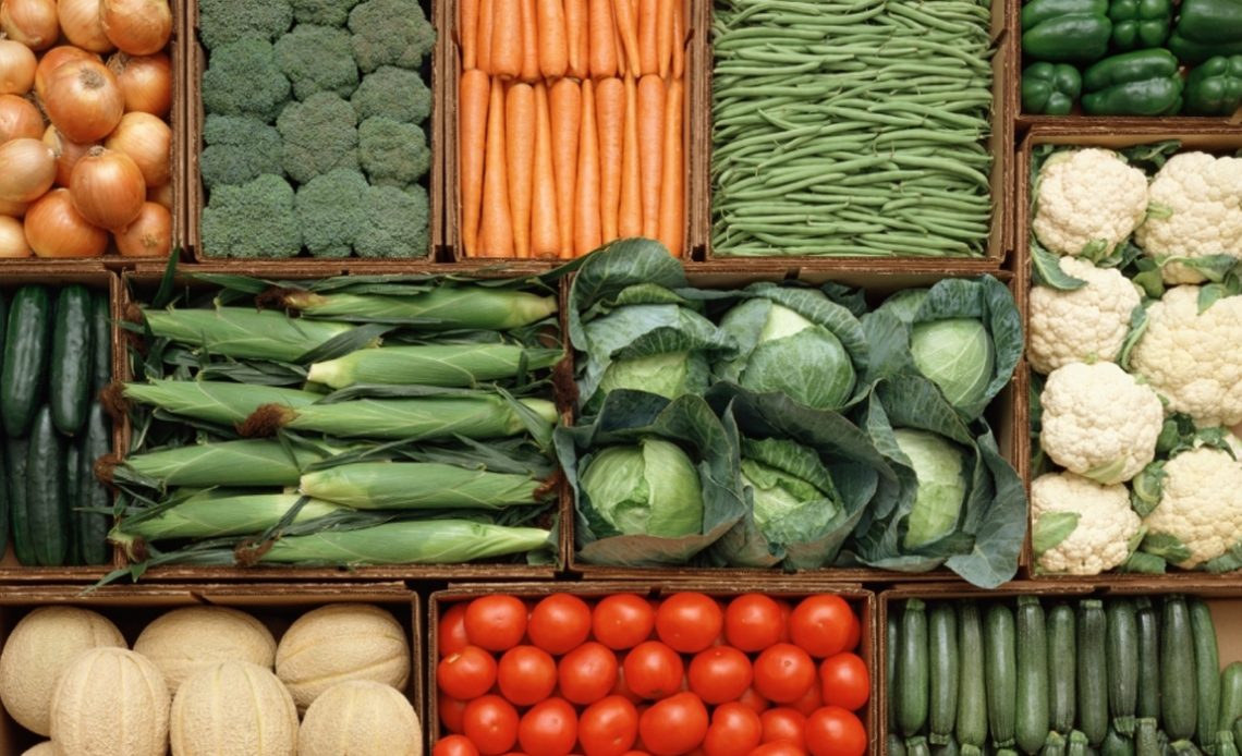 Caixas com várias verduras e legumes