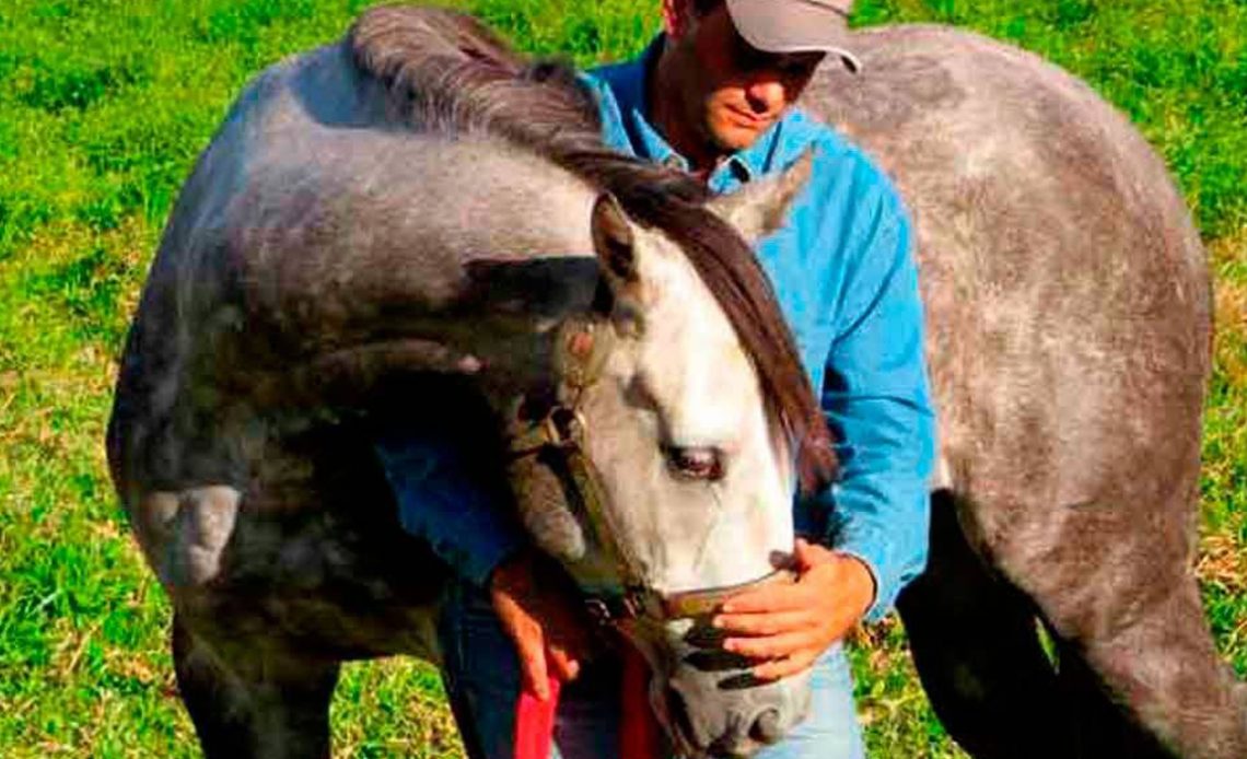 Proprietário e seu amigo equino