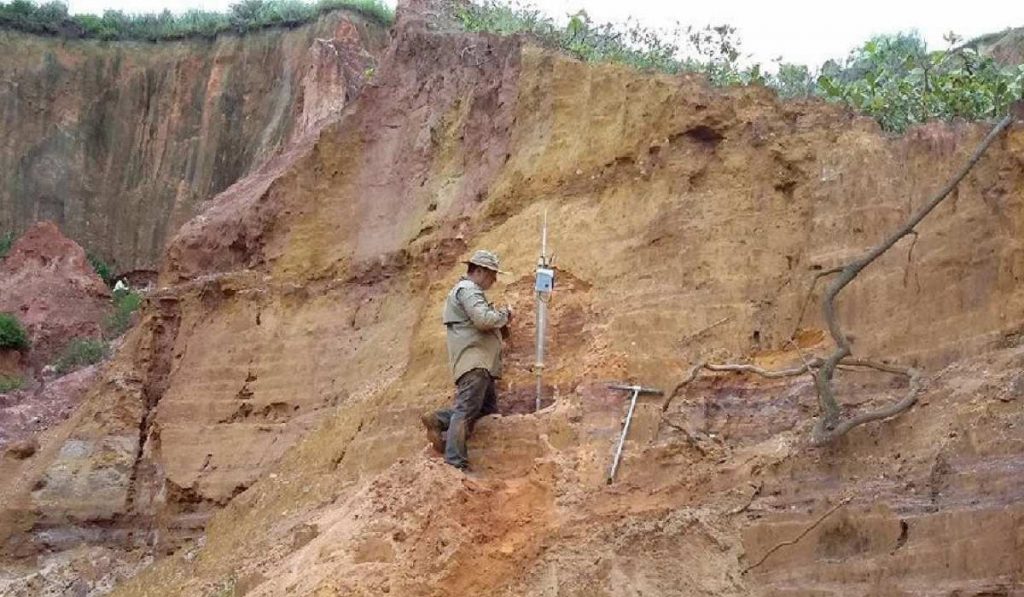 Técnico utilizando o equipamento em trabalho de campo