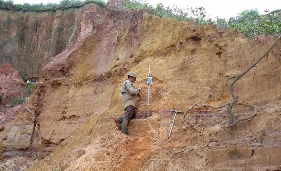 Técnico utilizando o equipamento em trabalho de campo