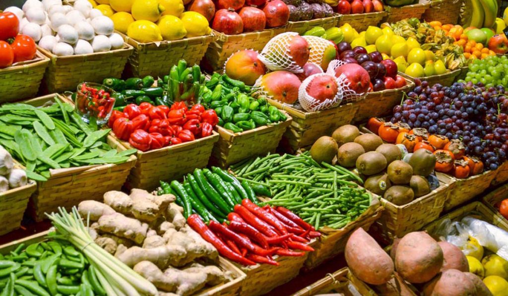 Hortifrutis em exposição no mercadinho do bairro