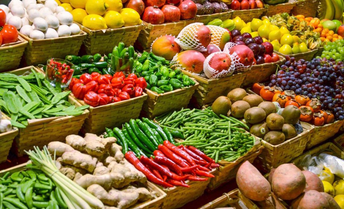 Hortifrutis em exposição no mercadinho do bairro