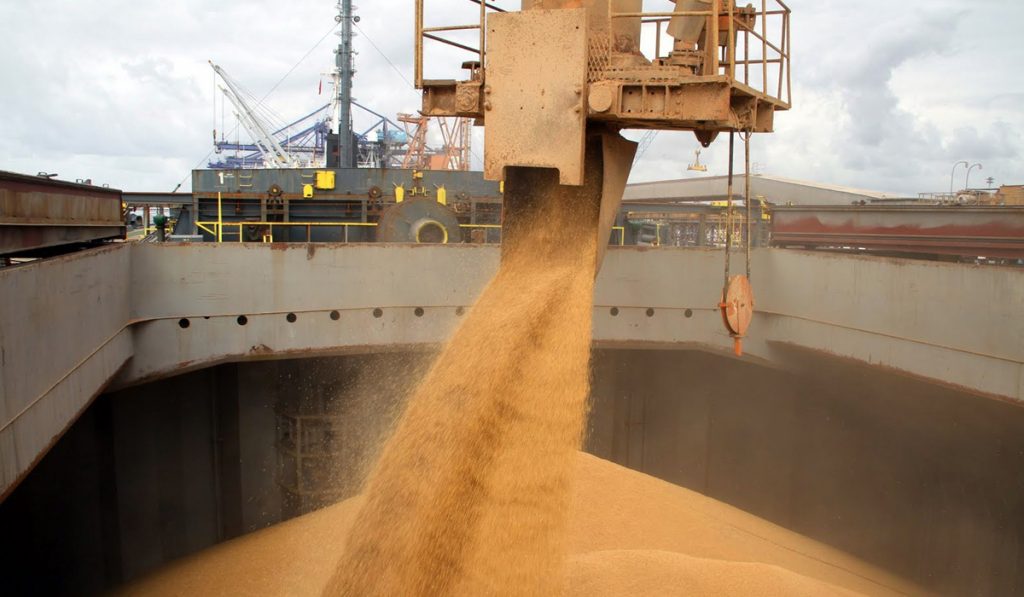 Carregamento de cereais em navio graneleiro