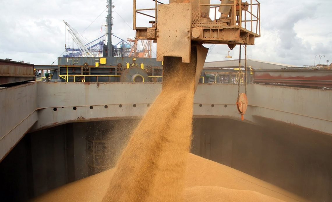Carregamento de cereais em navio graneleiro