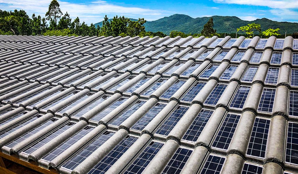 Telhado construído com telhas fotovoltaicas