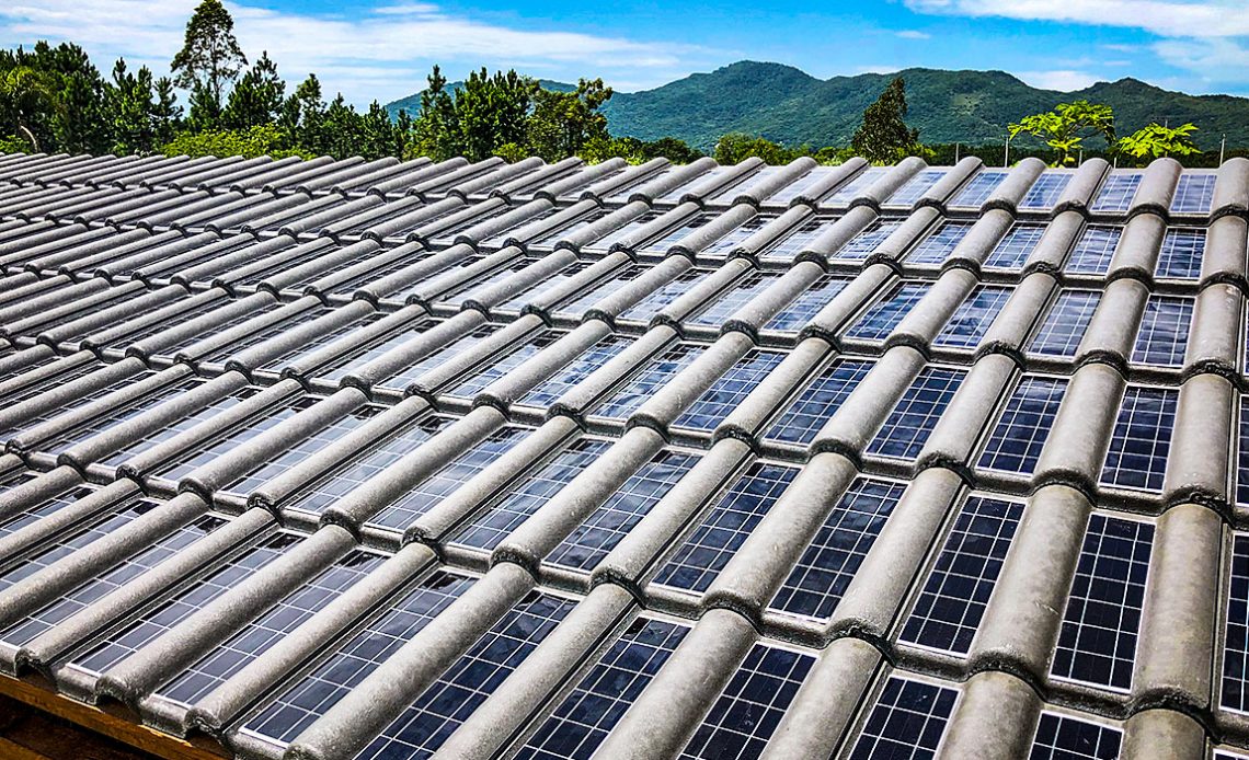 Telhado construído com telhas fotovoltaicas