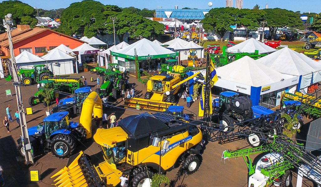 Máquinas agrícolas expostas em feira agropecuária