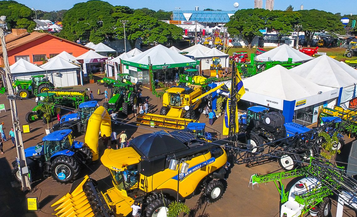 Máquinas agrícolas expostas em feira agropecuária