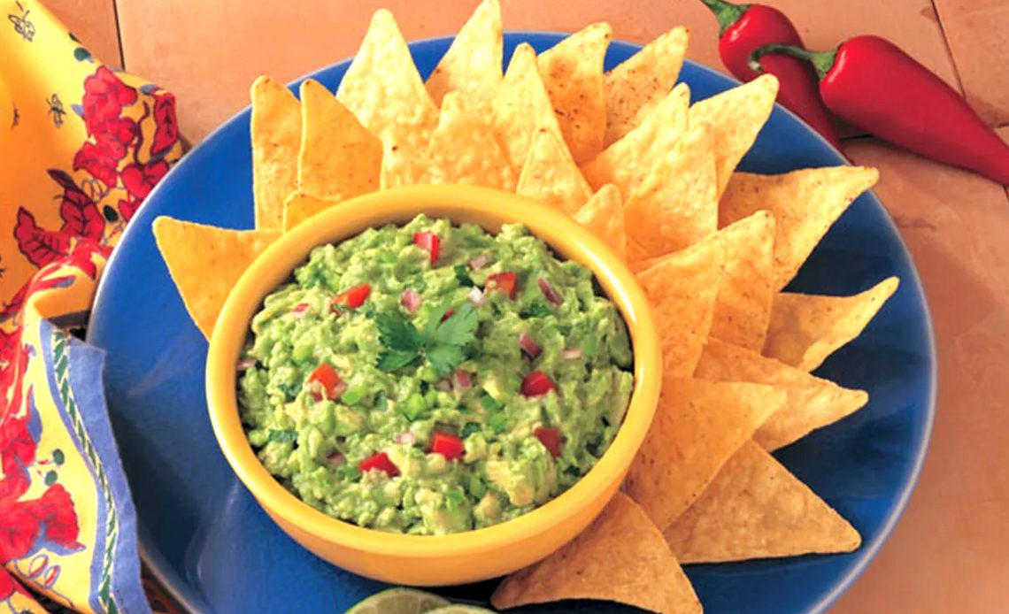 Guacamole servida com tortilhas