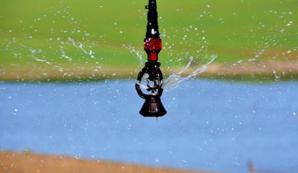 Sprinkler de sistema de irrigação de pivot em operação