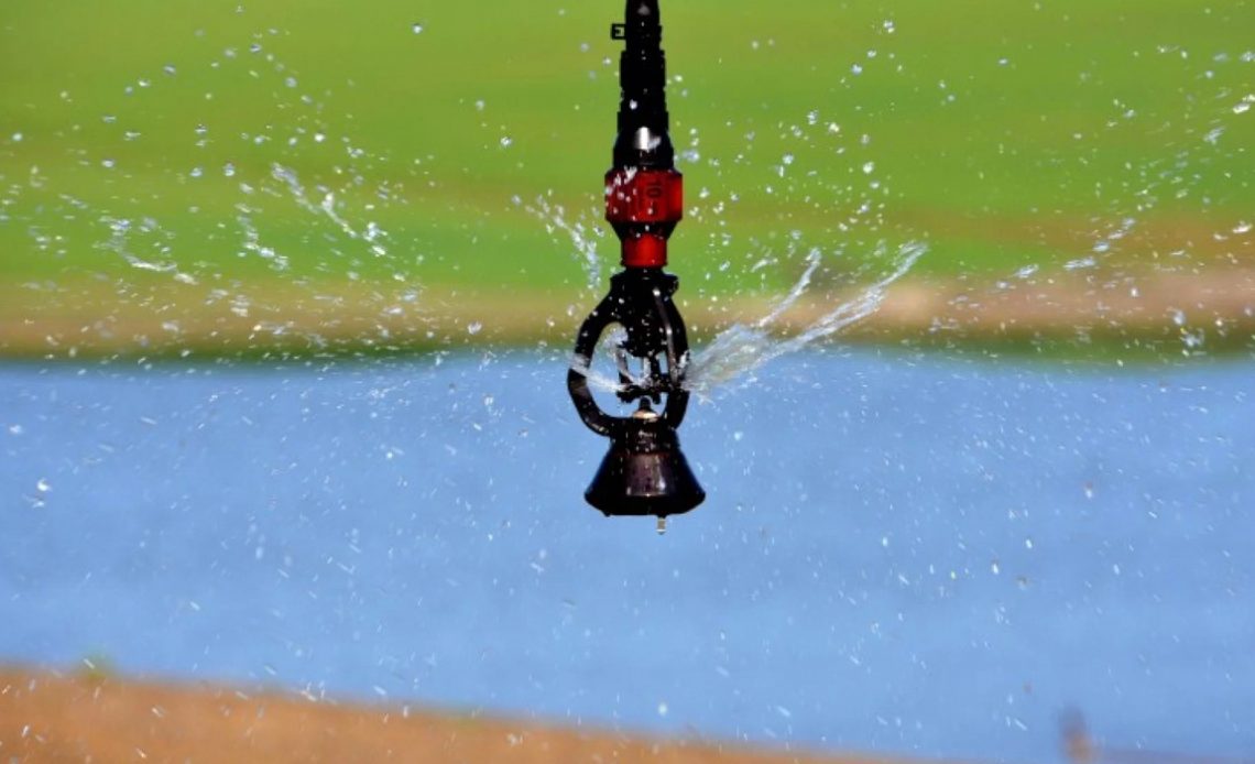 Sprinkler de sistema de irrigação de pivot em operação