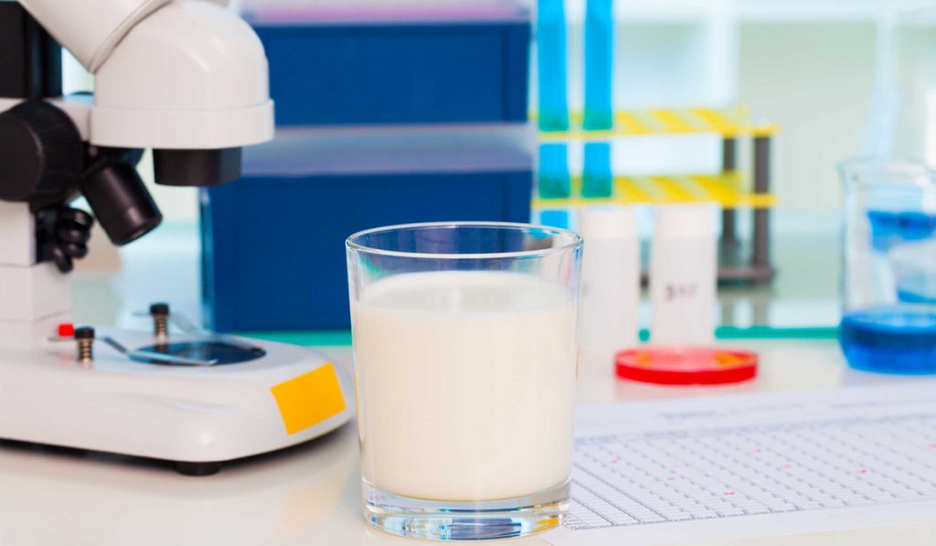 Leite de laboratório - copo de leite sobre uma bancada de laboratório