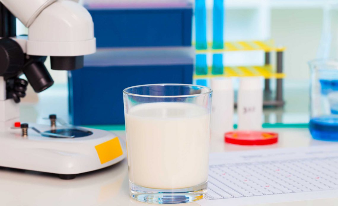 Leite de laboratório - copo de leite sobre uma bancada de laboratório
