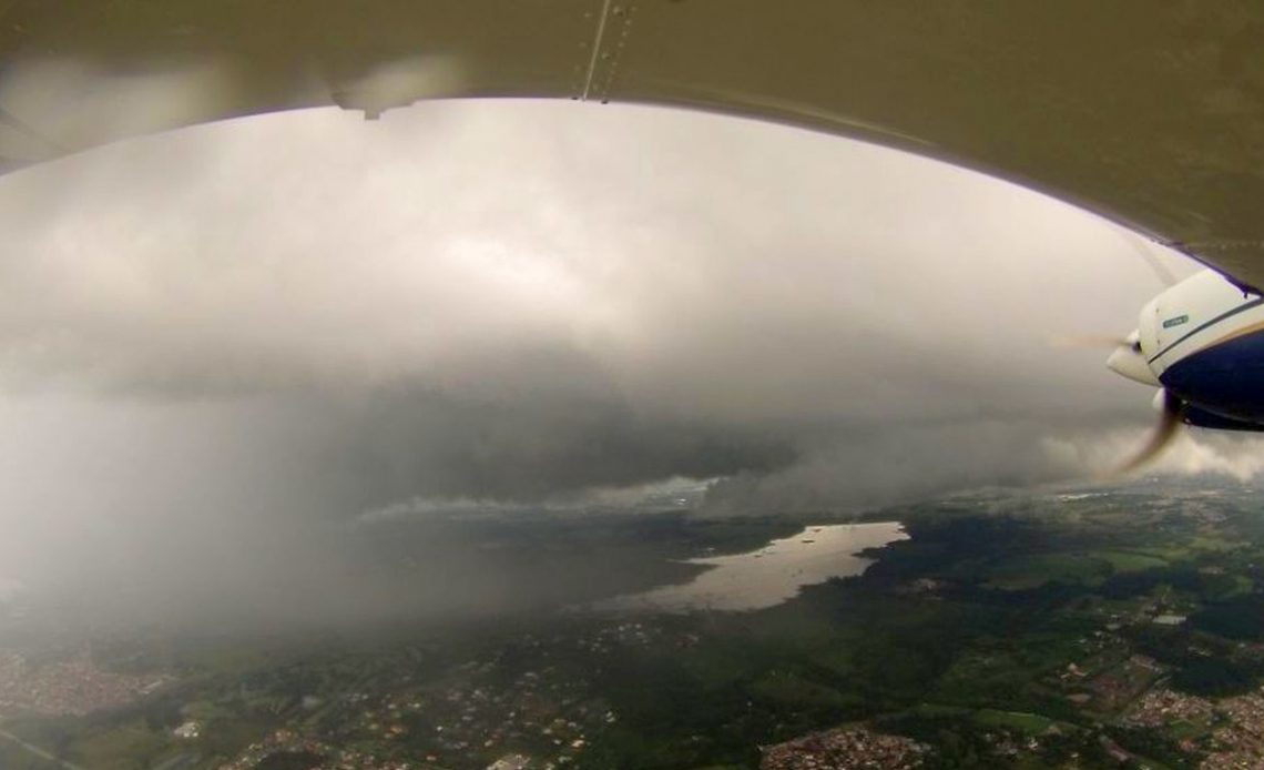 Avião sobrevoando a Região Metropolitana de Curitiba para produção de chuva