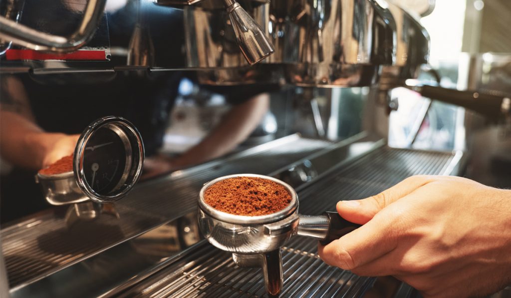 Barista retirando um café na máquina