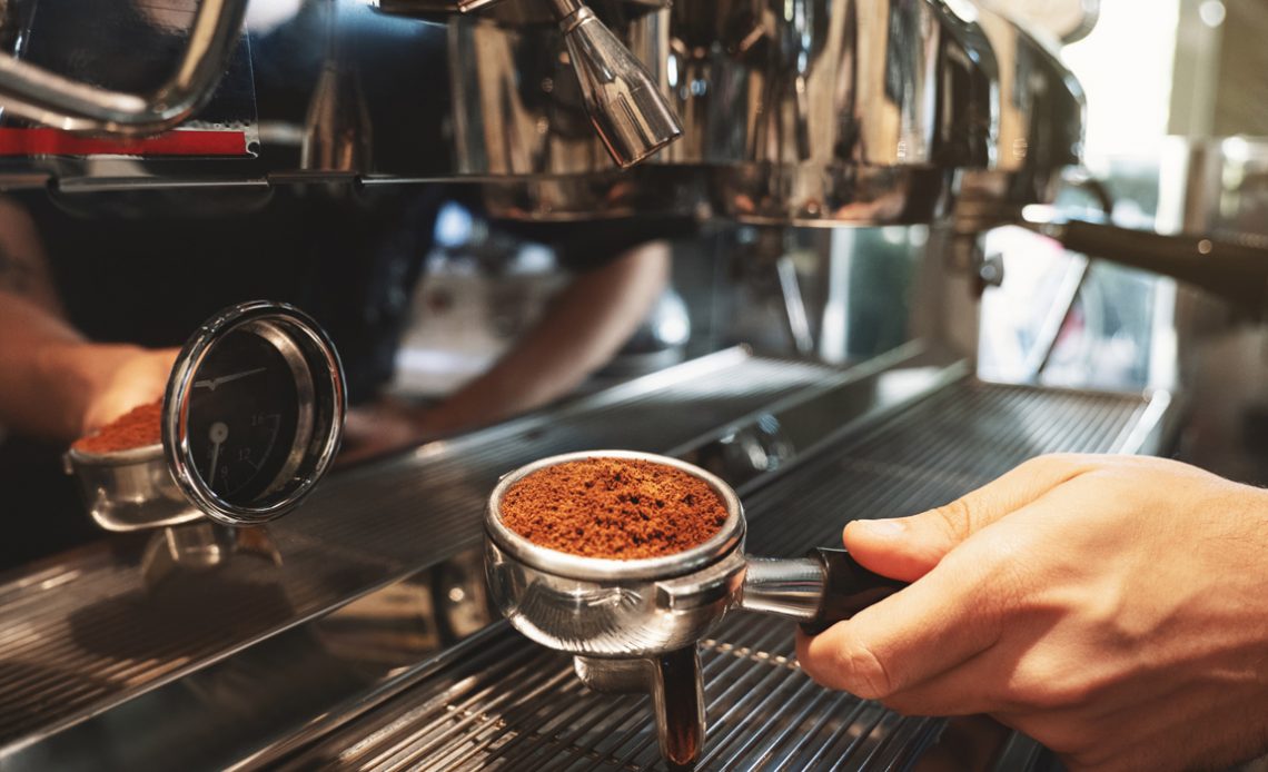 Barista retirando um café na máquina