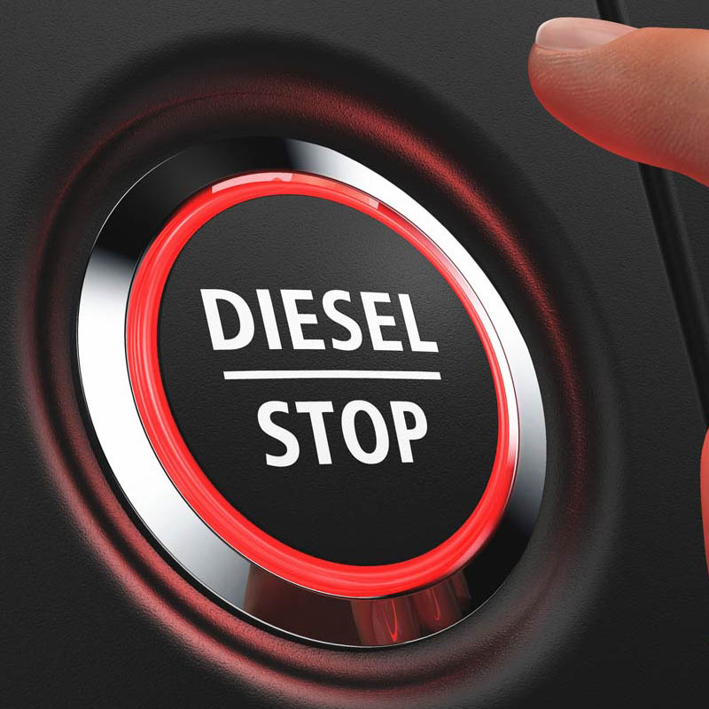 Pessoa acionando botão de injeção de diesel no motor