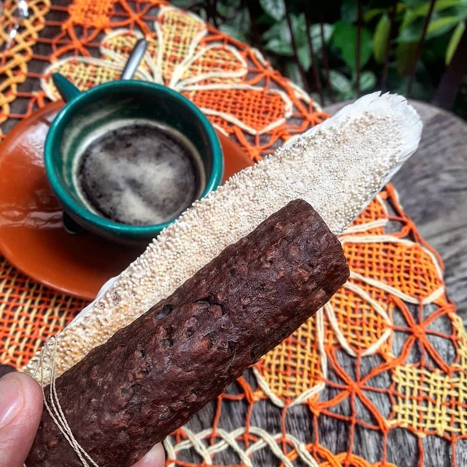 Bastão ou pão de guaraná com a língua de pirarucu para ralá-lo