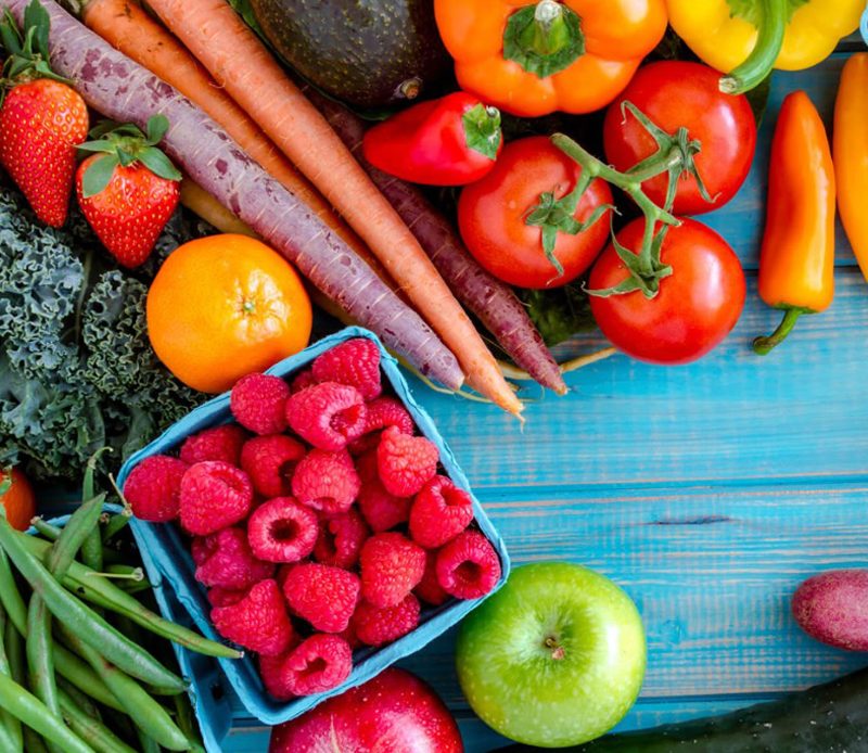 Legumes, frutas e verduras sobre a mesa