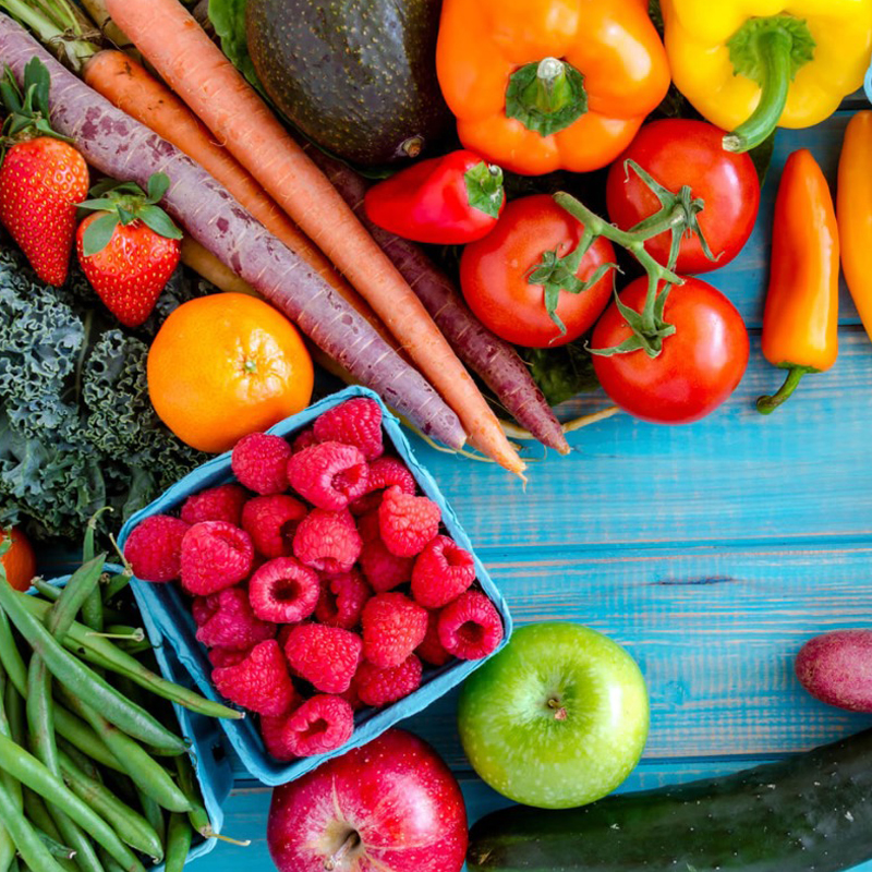 Legumes, frutas e verduras sobre a mesa