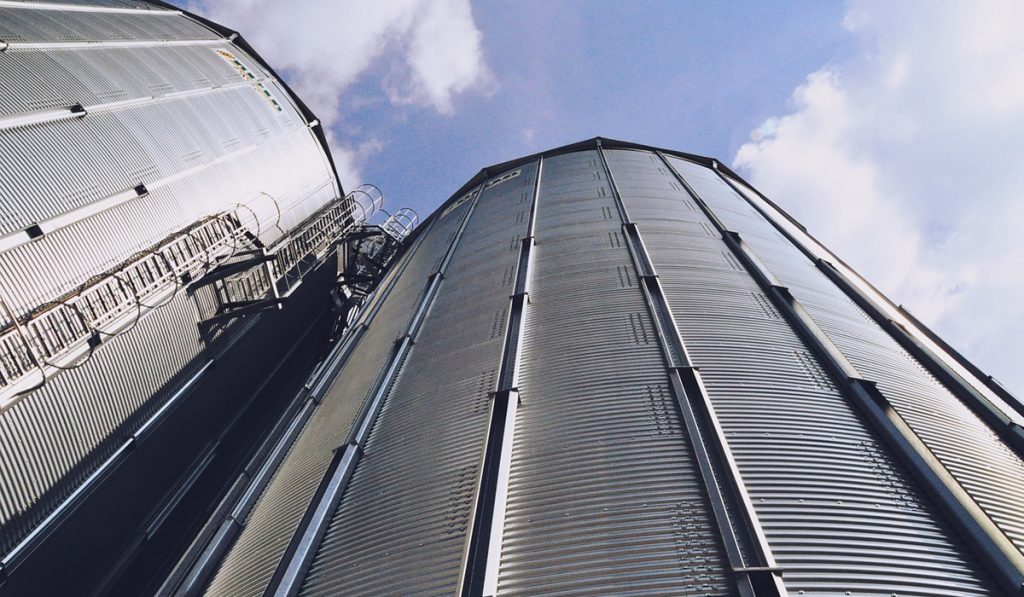 Visão a partir da base de silos metálicos